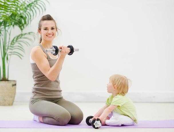 Mother and baby spending time doing fitness - Foto, afbeelding