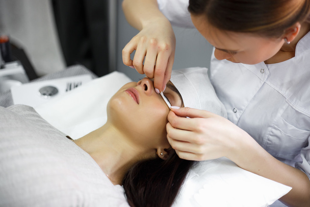 eyelash extension procedure - master and a client in a beauty salon - Фото, изображение