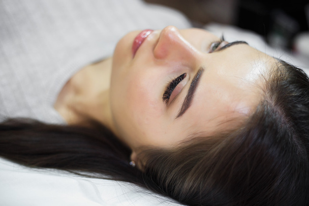 eyelash extension procedure - master and a client in a beauty salon - Valokuva, kuva
