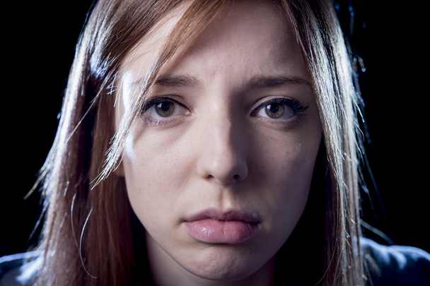 stres ve depresyon acı ve korku yüz ifadesinde korkmuş acı acı genç kız - Fotoğraf, Görsel