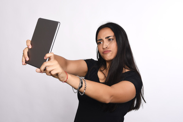 Latin woman taking selfie with tablet - Foto, Imagen