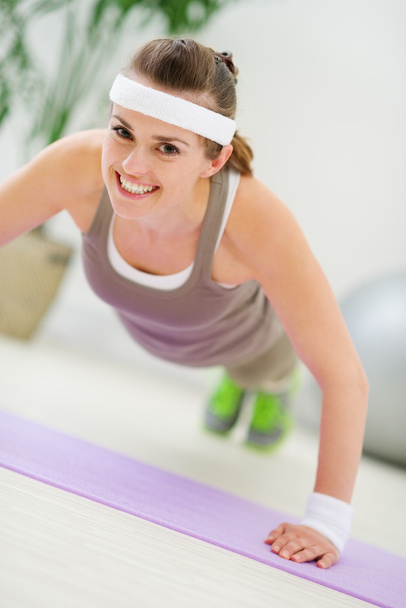 Happy fitness woman making push up exercise - Fotoğraf, Görsel