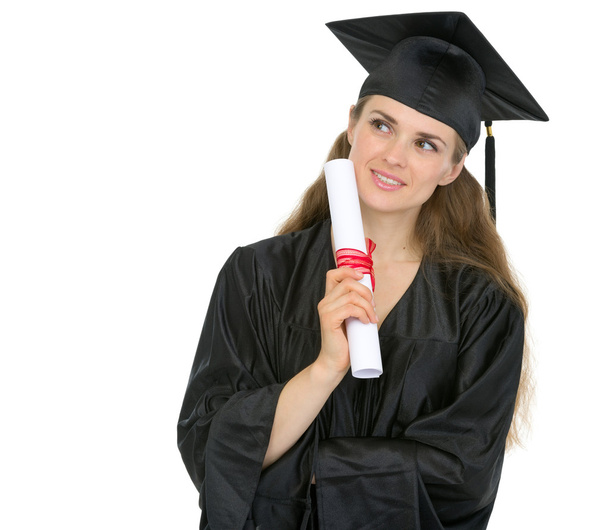 Задумчивая выпускница с дипломом, смотрящая на копировальное пространство
 - Фото, изображение