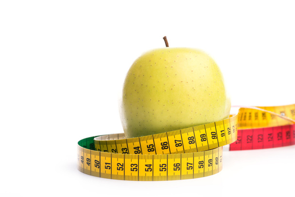 Čerstvé a zelené organické jablko s měření pásky na bílém pozadí - Fotografie, Obrázek