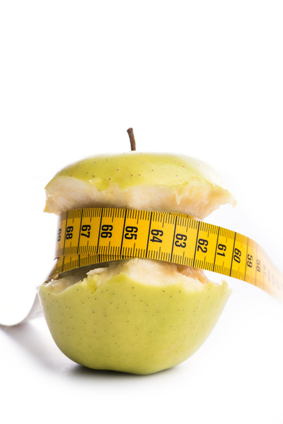 Čerstvé a zelené organické jablko s měření pásky na bílém pozadí - Fotografie, Obrázek
