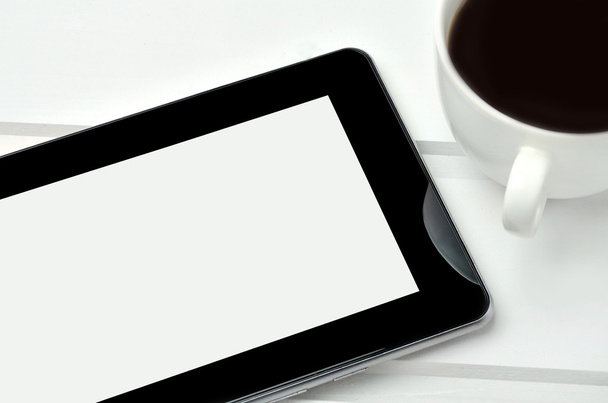 Tablet PC con taza de café en la mesa
 - Foto, Imagen