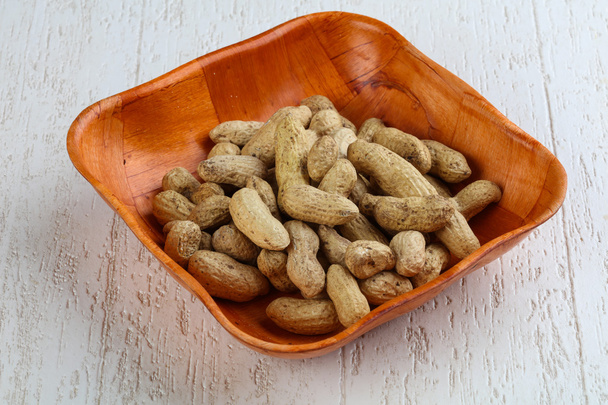 Amendoins maduros na tigela
 - Foto, Imagem