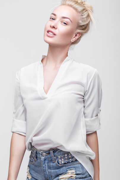 Blond cheerful young woman. Beauty portrait, perfect makeup. Model tests. Young girl in white. - Foto, Bild