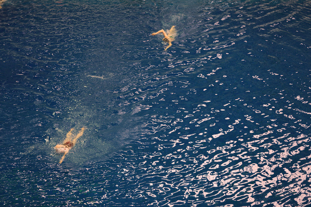 Синхронное плавание женщин в бассейне
 - Фото, изображение
