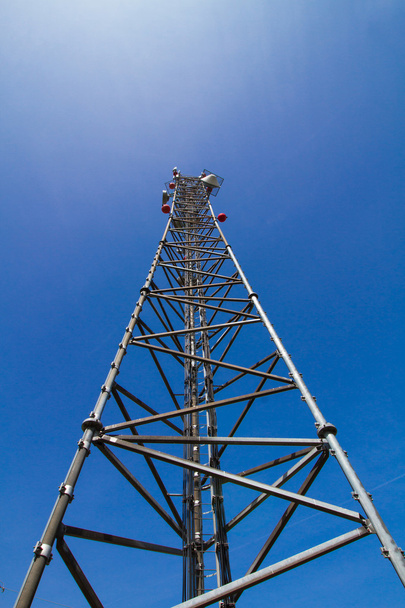 satelliet-antenne en duidelijke blauwe hemel - Foto, afbeelding
