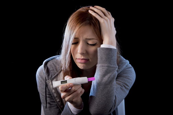 молода жінка налякана і шокована проведенням тесту на вагітність позитивний результат виглядає нещасно
 - Фото, зображення