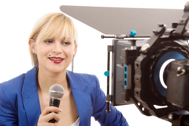 портрет элегантной блондинки тележурналистки
 - Фото, изображение