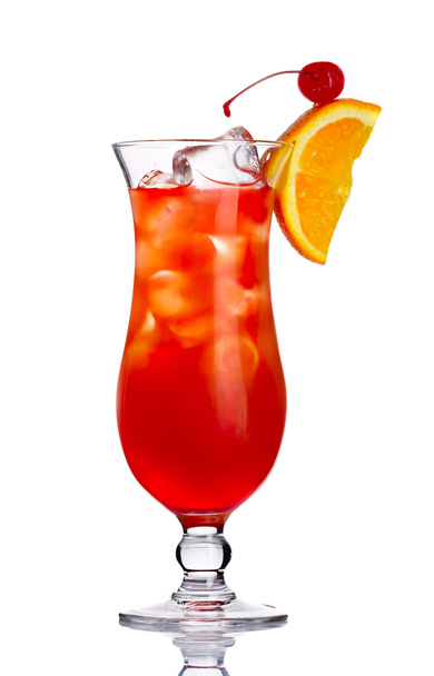 alkohol czerwony koktajl z plasterek pomarańczy, na białym tle - Zdjęcie, obraz