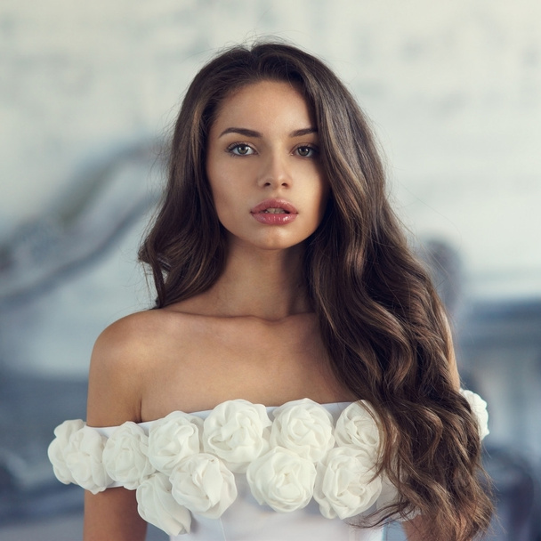  beautiful woman in white dress   - Foto, Bild