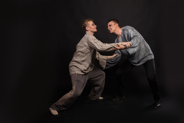 Twee jongens vechten. Acteren. - Foto, afbeelding