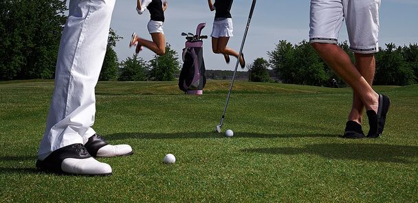 Deux joueuses de golf et des femmes sauteuses
 - Photo, image