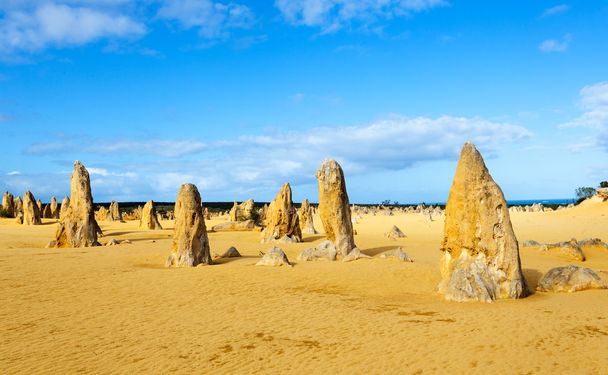 Die Zinnen sind Kalksteinformationen innerhalb des Nambung Nationalparks, in der Nähe der Stadt Cervantes, Westaustralien. - Foto, Bild