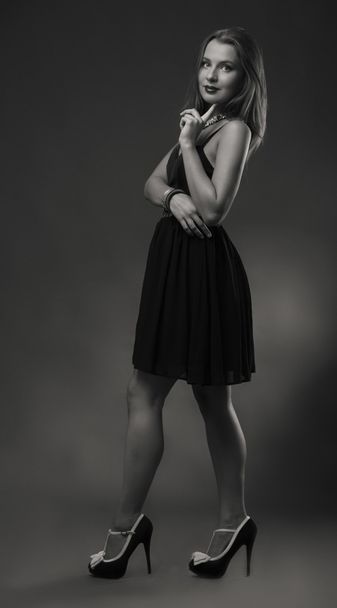 Kaunis mustavalkoinen muotokuva nuoresta naisesta
 - Valokuva, kuva