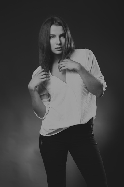 Elegante chica en blusa blanca, foto en blanco y negro
 - Foto, Imagen