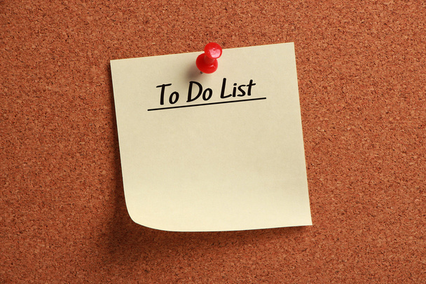 Blank To Do List is pinned on corkboard. - Φωτογραφία, εικόνα