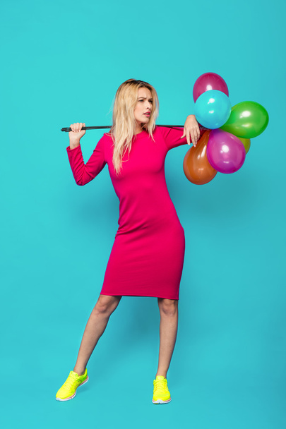 blonde woman with balloons on blue - Foto, Bild