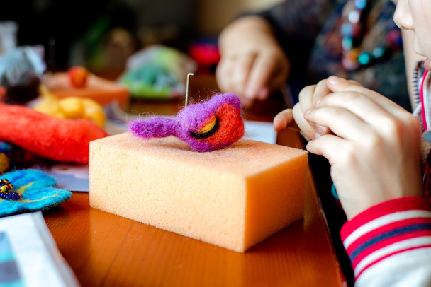 Proceso de fabricación de juguetes blandos de lana. Actividad de fieltrado
 - Foto, Imagen