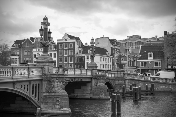アムステルダムの運河や伝統的な建物 - 写真・画像