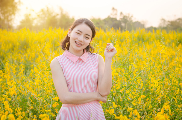 jong meisje in bloem veld - Foto, afbeelding