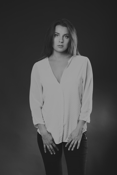 Elegante meisje in witte blouse, zwart-wit foto - Foto, afbeelding
