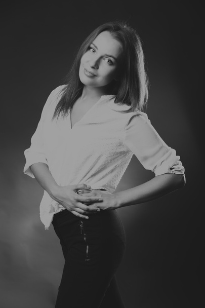 Элегантная девушка в белой блузке, черно-белое фото
 - Фото, изображение