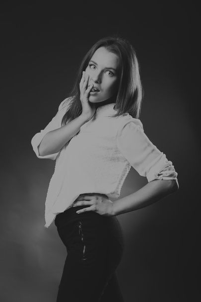 Элегантная девушка в белой блузке, черно-белое фото
 - Фото, изображение