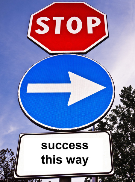 Дорожный знак с надписью "Успех в этом направлении"
 - Фото, изображение