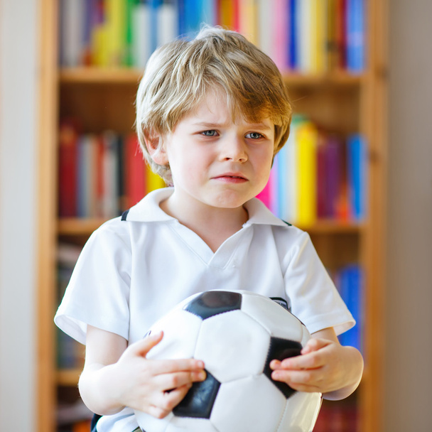 Chłopiec dziecko smutne o utracone piłki nożnej, piłka nożna gry - Zdjęcie, obraz