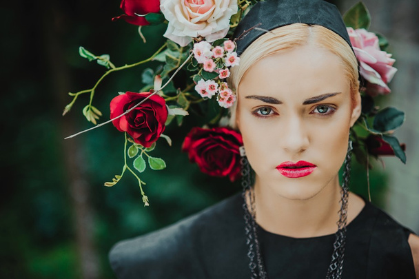 blond girl with red roses - Foto, immagini