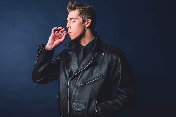 Savukkeiden tupakointi retro mies
 - Valokuva, kuva