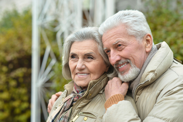 Senior couple in autumn park - Foto, imagen