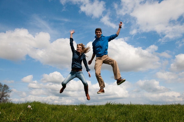 Glücklich springendes Coupé - Foto, Bild