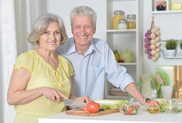 senior man en vrouw in de keuken - Foto, afbeelding