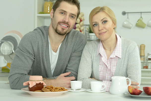 ζευγάρι στο τραπέζι με καφέ και φαγητό - Φωτογραφία, εικόνα