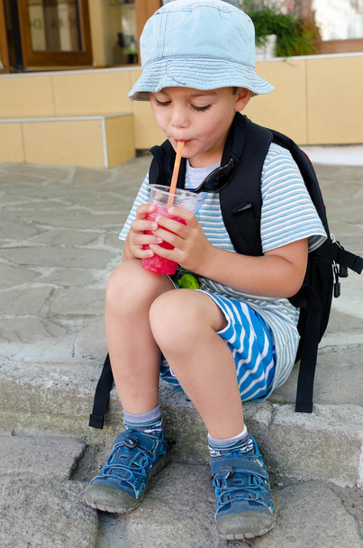 Child drinking ice drink  - Фото, изображение