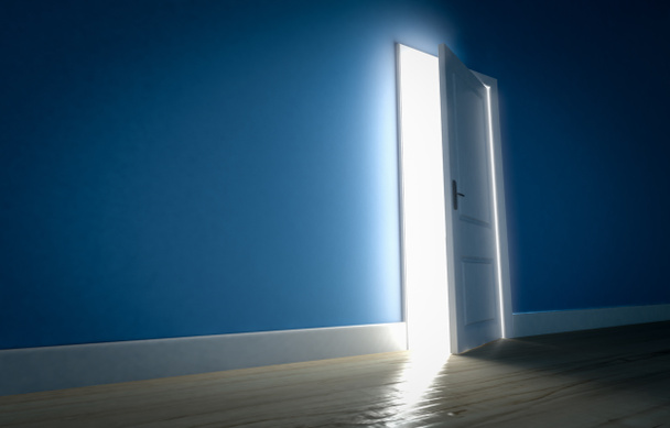 Luce splendente attraverso la porta aperta in camera oscura con pareti blu e
 - Foto, immagini