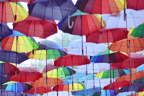 Regenschirme hingen entlang der Gasse - Foto, Bild