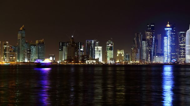 Doha, Qatar. skyline nocturno
. - Foto, imagen