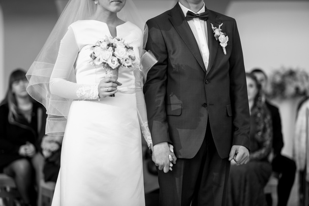 νύφη και γαμπρός, κρατώντας τα χέρια σε γαμήλια τελετή - Φωτογραφία, εικόνα