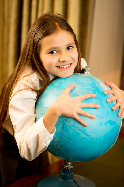Muotokuva söpö koulutyttö tilalla Maan maapallo
 - Valokuva, kuva