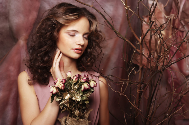 beautiful girl with dry roses - Fotoğraf, Görsel
