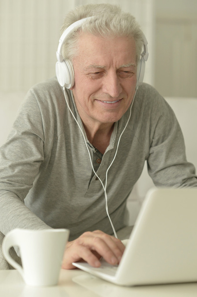 senior man with laptop - Foto, afbeelding