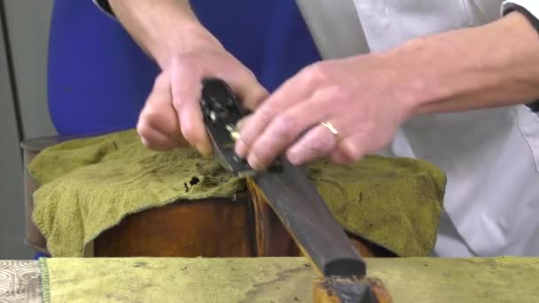 Ein Geigenbauer ersetzt die Berührung eines Cellos - Filmmaterial, Video