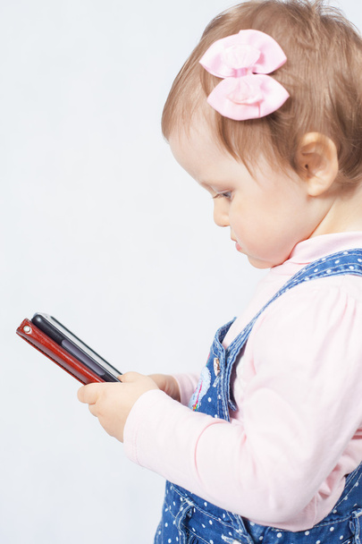 Enfant tenant un téléphone portable
 - Photo, image