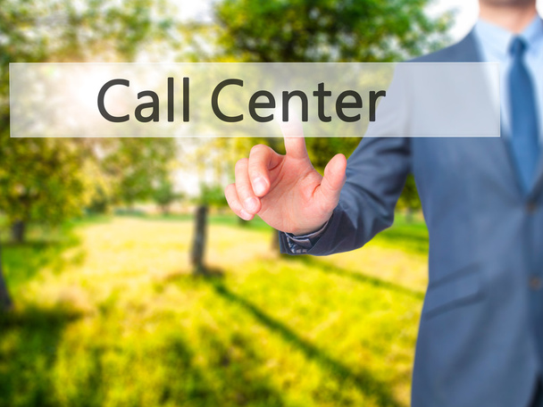 Call Center - Businessman main appuyant sur le bouton sur l'écran tactile i
 - Photo, image